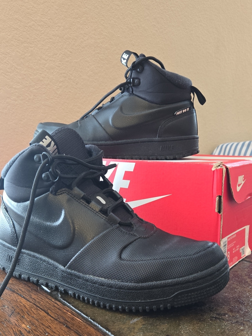 Nike Men’s Black Mid-Top Sneakers